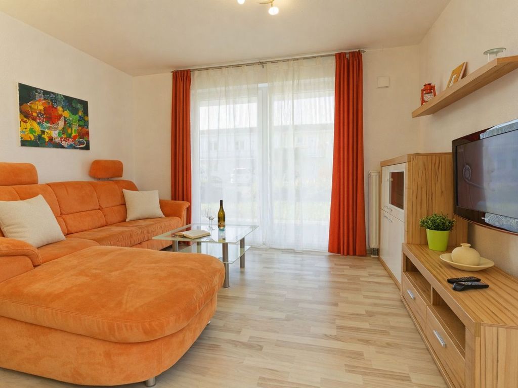 Wohnzimmer mit großer Couch