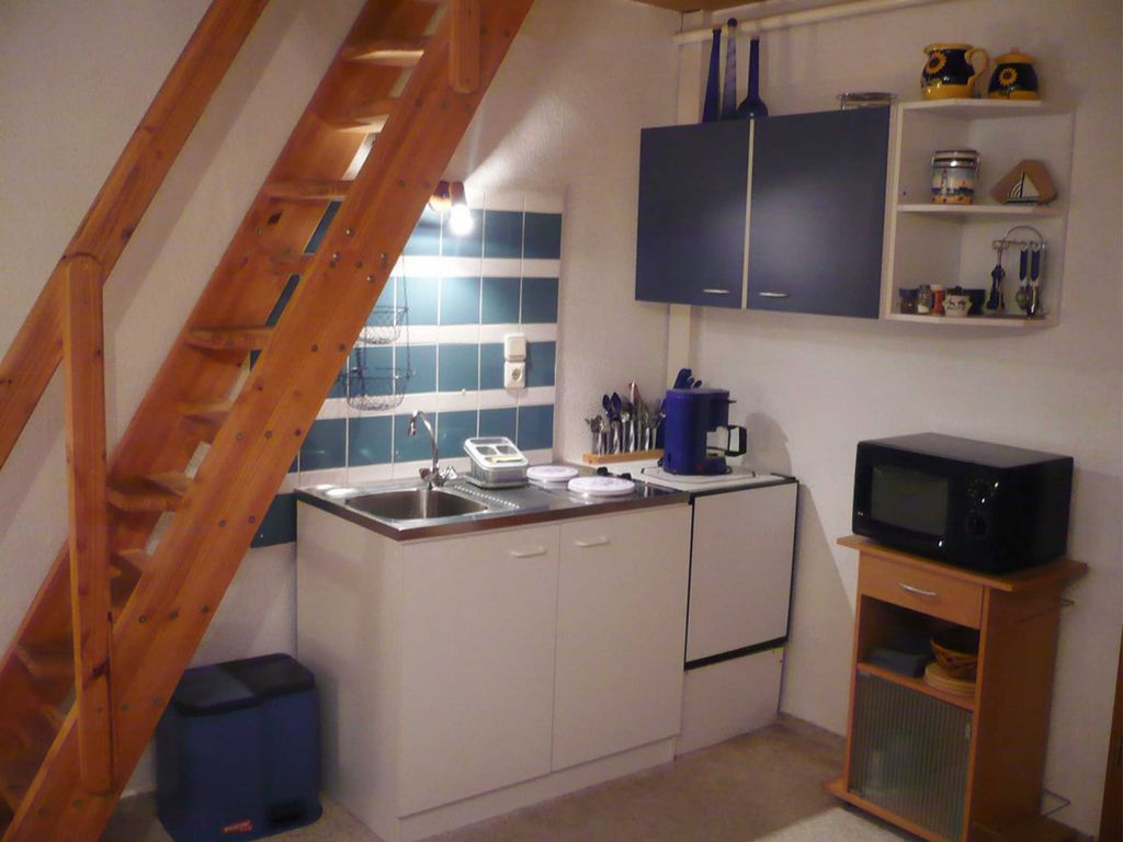 Küche mit steiler Raumspartreppe