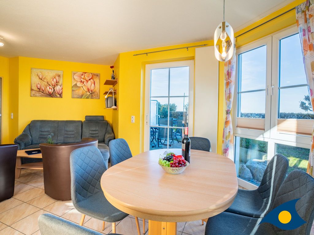 Wohnzimmer mit offener Küche und Zugang zur Terrasse