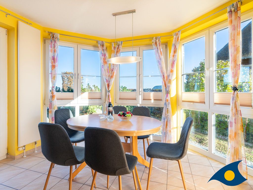 Wohnzimmer mit offener Küche und Zugang zur Terrasse