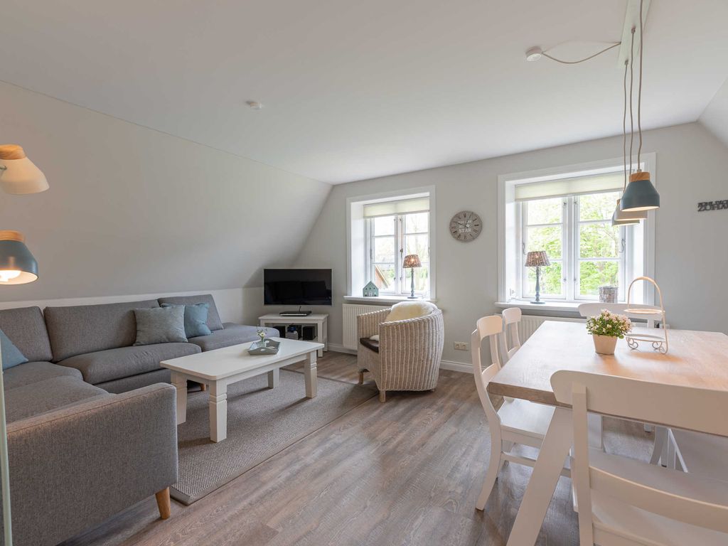 Wohnzimmer mit Esstisch und Küche
