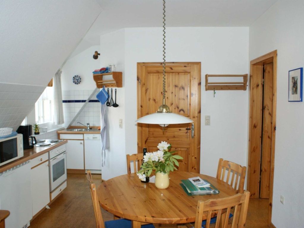 zwei Doppelfenster in der großen Gaube über dem Herd.
Hier kocht man gerne mit Blick über die Gärten...zur Mühle
