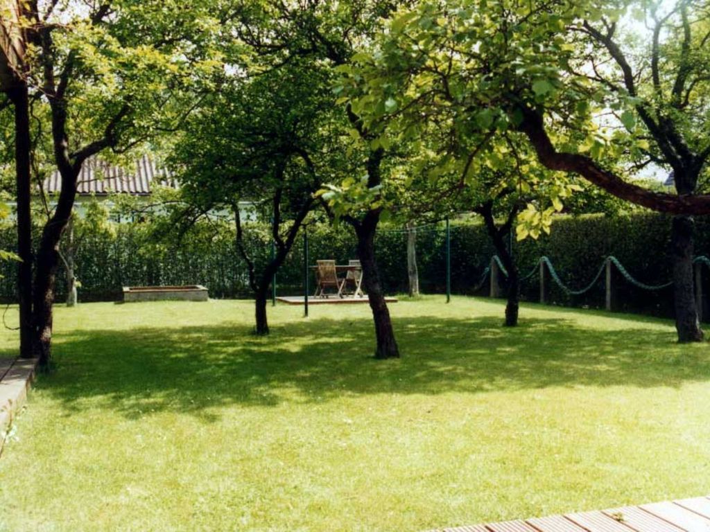 Blick nach Süd-Osten in den tiefen Obstgarten, 3 Terrassen, viel Raum zum Sonnen, Spielen, Grillen und Ausruhen
