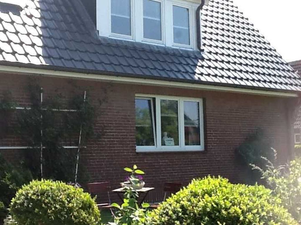 Am Rande von Nieblum, dem schönsten Dorf der grünen Insel Föhr, steht unser Haus Möwe.###br###In nur fünf Minuten sind Sie zum Badestrand gelaufen und erleben  das Meer mit seinem reizvollen Wechselspiel der Gezeiten. Relaxen Sie einem Strandkorb und schauen Sie hinüber zu den Inseln und Halligen und zur Nachbarinsel Amrum.###br###Der romantische nahe Nieblumer Dorfkern mit seinen alten, reetgedeckten Friesenhäusern bietet gemütliche Restaurants und gute Einkaufmöglichkeiten.