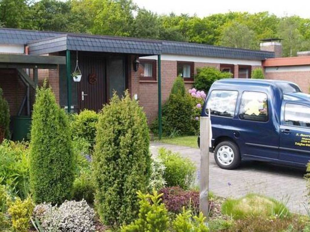 Eingangsbetreich mit Parkplatz