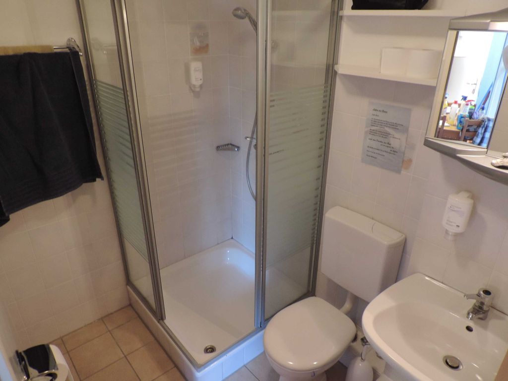 Bad mit Dusche und WC