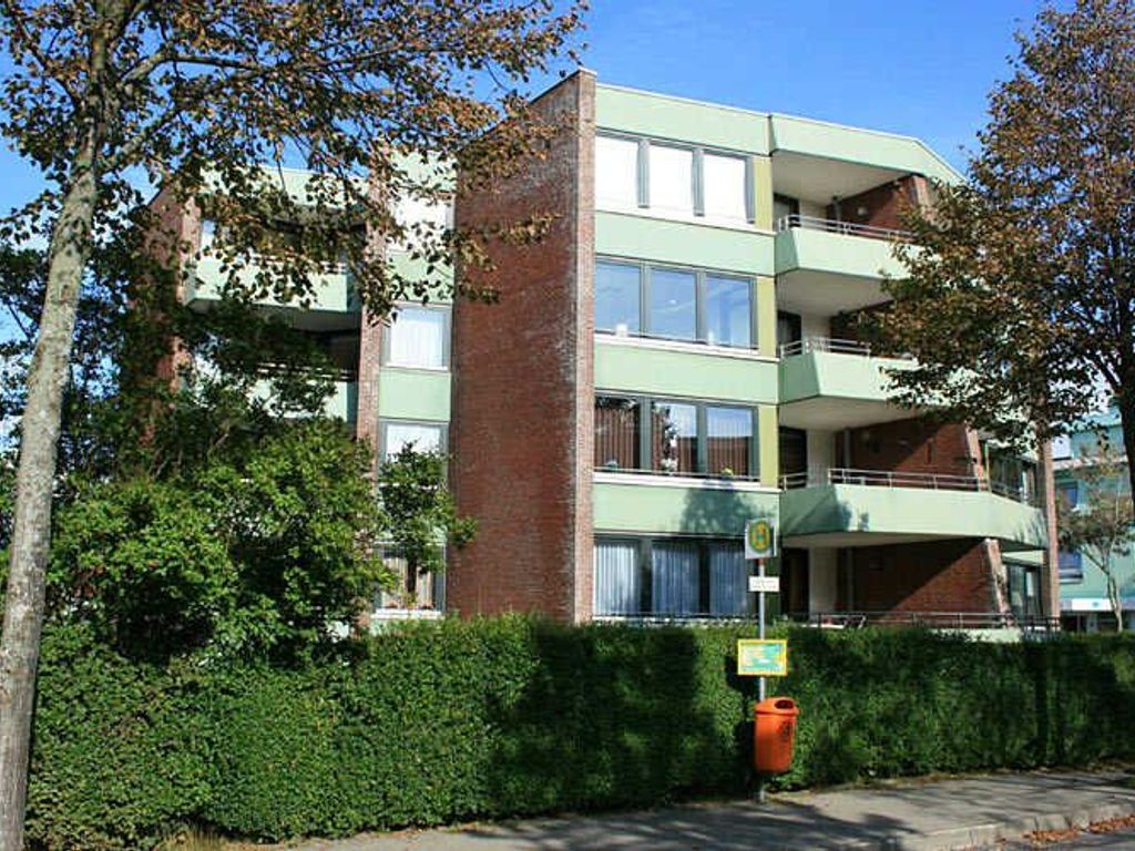 Aussenansicht des Hauses. Vom großen Balkon kann man das Wasser sehen.