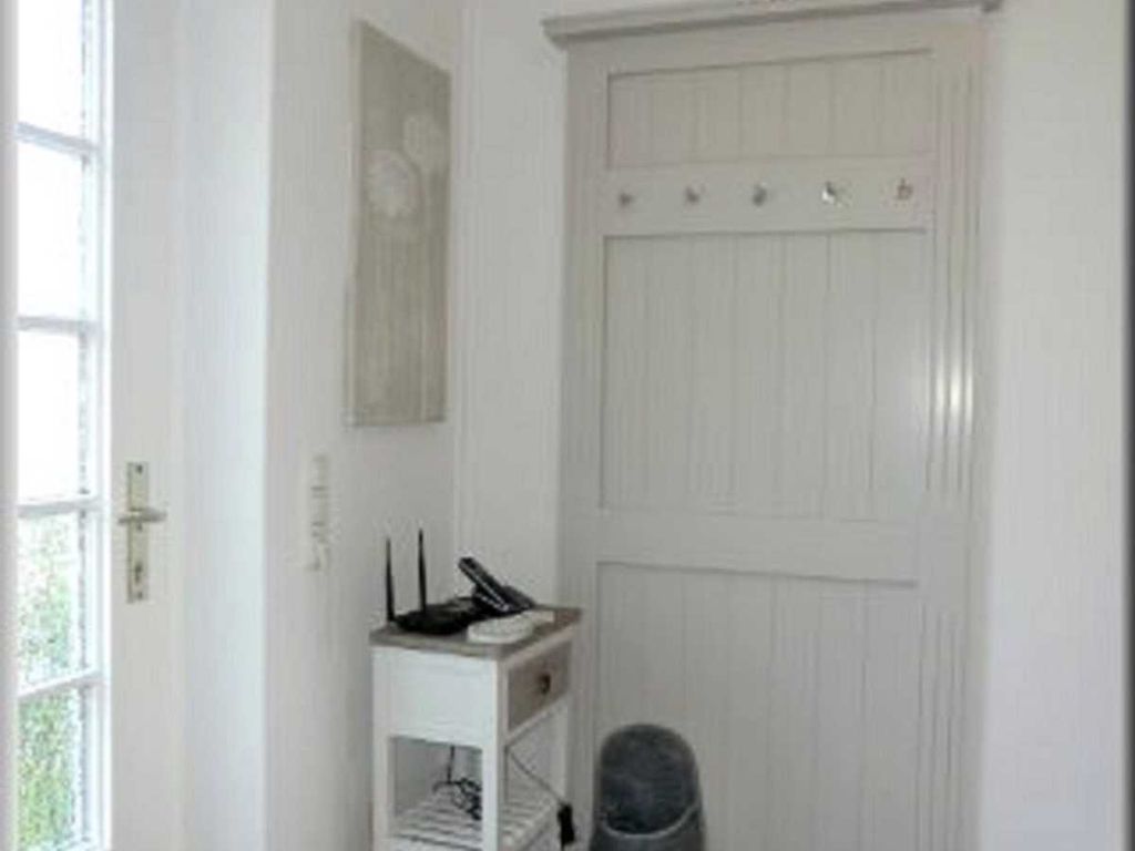 Heller Eingangsbereich mit Garderobe