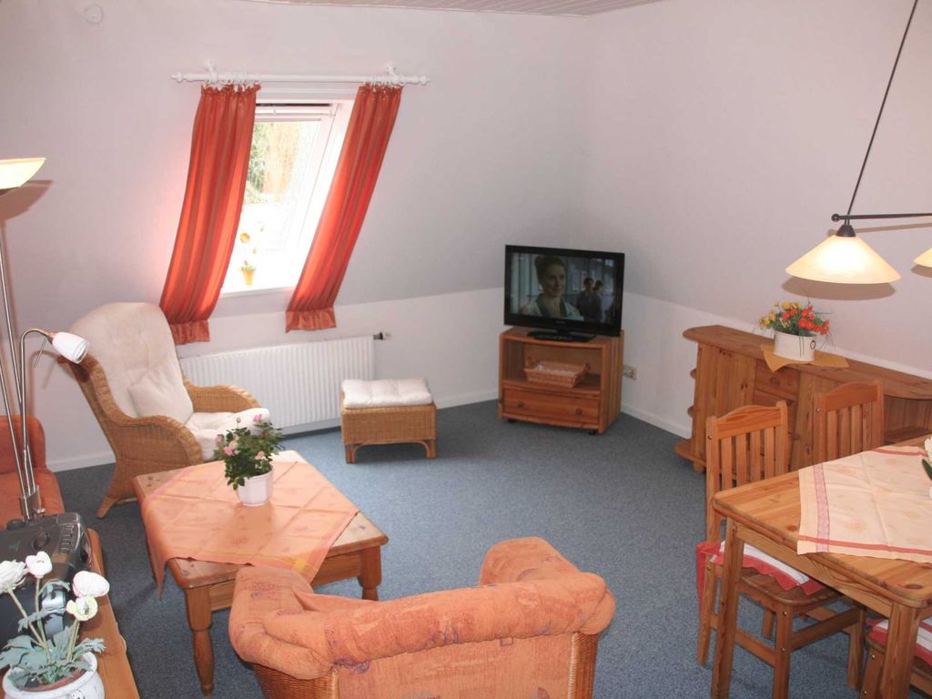 das gemütliche Wohnzimmer mit Essecke