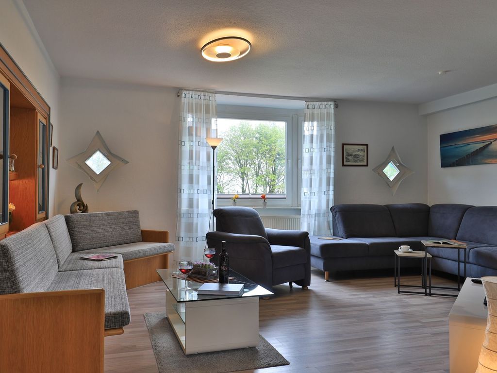 Kleines Haus am Meer - Blick auf den großen Wohnbereich mit TV