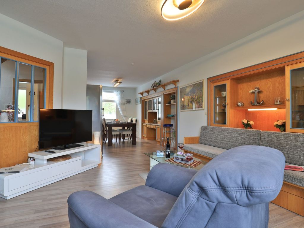 Kleines Haus am Meer - Blick auf den großen Wohnbereich mit TV
