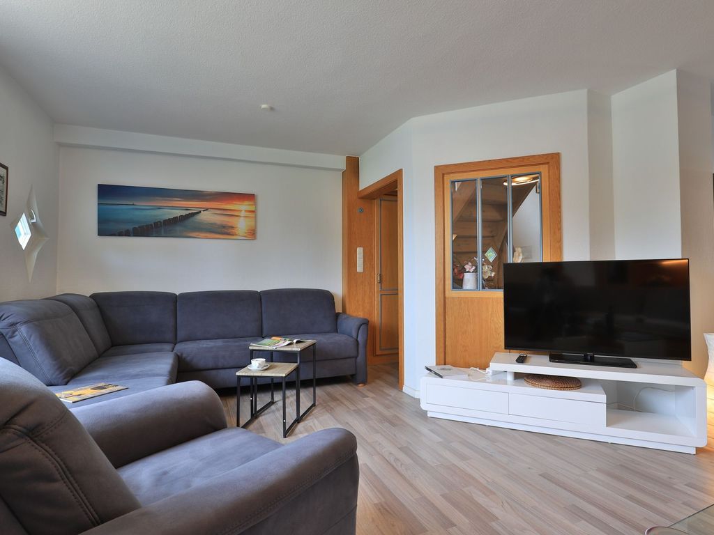 Kleines Haus am Meer - Blick auf den großen Wohnbereich mit TV