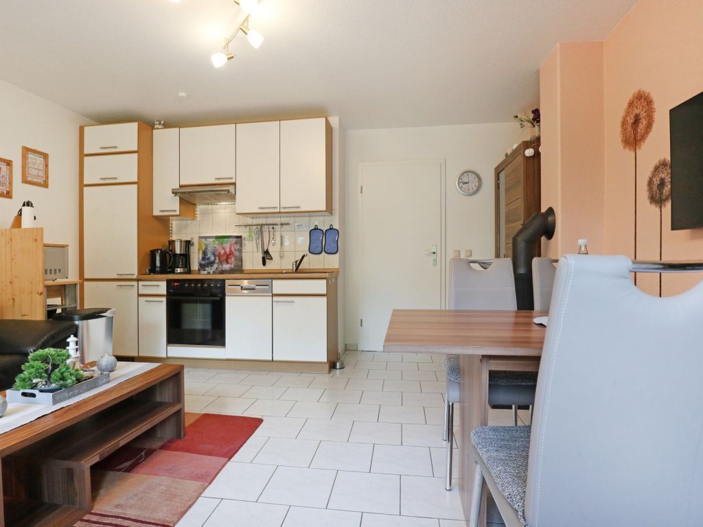 Urlauberdorf 23b - Blick auf den offenen Wohn-/ Essbereich mit Küche