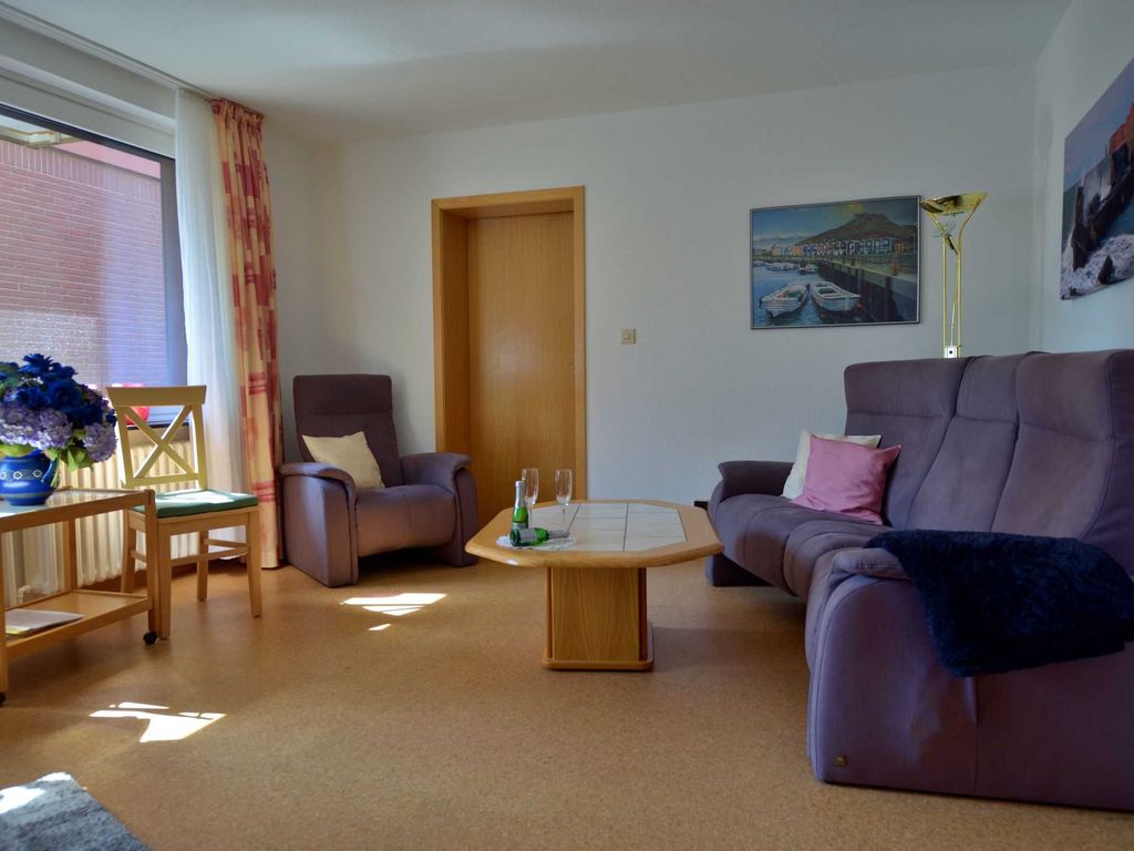 Das Wohnzimmer mit Blick in Richtung Bad