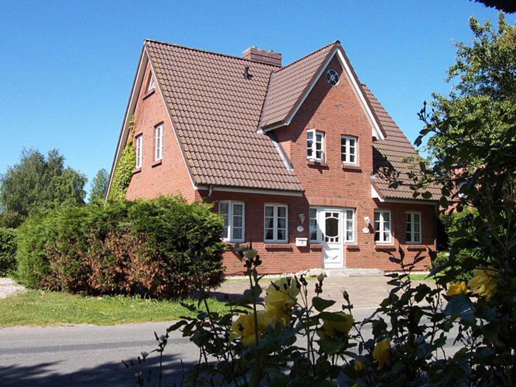 Die Vorderansicht der linken Doppelhaushälfte Lille Hus im Babendörpstieg 22 in Nieblum mit PKW-Stellplatz.
