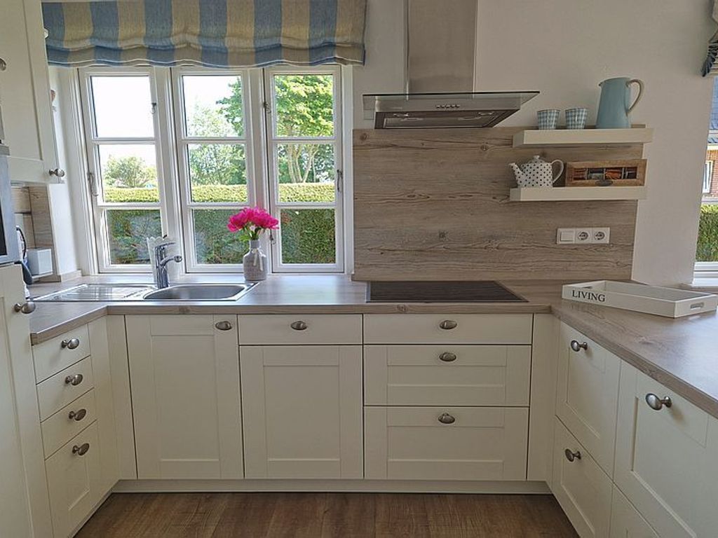 Die moderne Komfortküche mit Backofen, Cerankochfeld und Geschirrspüler lädt in bester Urlaubslaune zum Kochen mit regionalen Produkten ein.