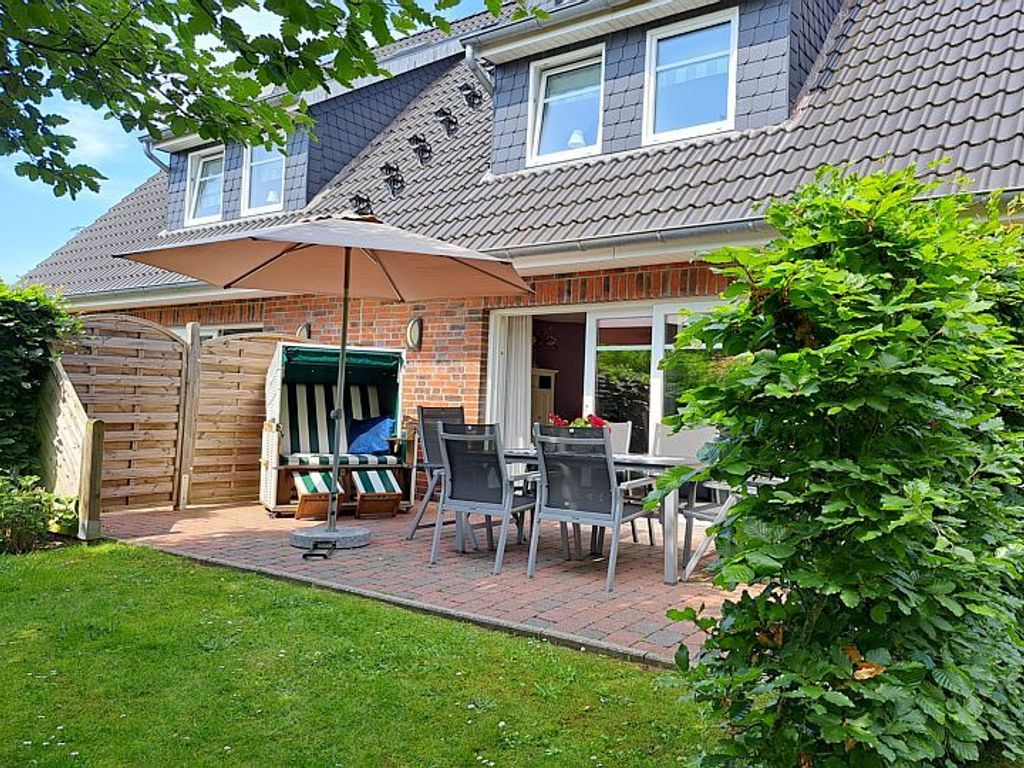 Eine Süd Terrasse mit Garten- möbeln und Strandkorb stehen für Sie bereit. (April - Okt.)