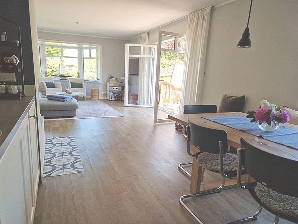 Das Wohnzimmer ist großzügig und schön gestaltet, hier kann jeder einen gemütlichen Platz finden.