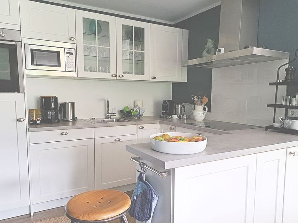 Die offene Komfortküche mit Backofen, Mikrowelle, Nespresso-Maschine, Milchaufschäumer und Geschirrspüler lädt zum Kochen mit regionalen Produkten ein.