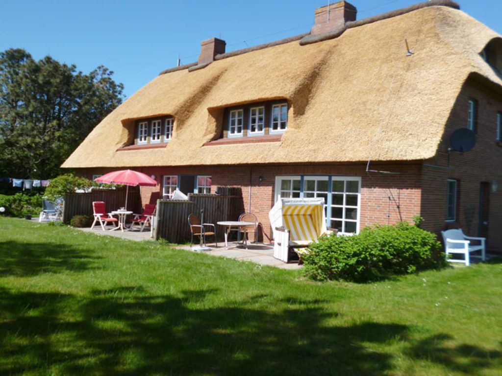 Diese Nichtraucherwohnung im reetgedeckten Friesenhaus liegt ruhig und strandnah im Erdgeschoss.