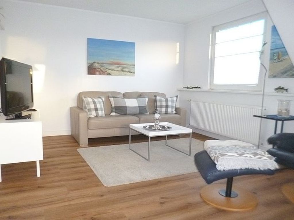 Das lichtdurchflutete Wohnzimmer ist farblich schön gestaltet und lädt zu jeder Jahreszeit zum Urlaub ein.