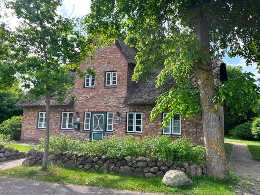 Gemütliche rechte DHH unter Reet mit Terrasse, Garten und PKW-Stellplatz