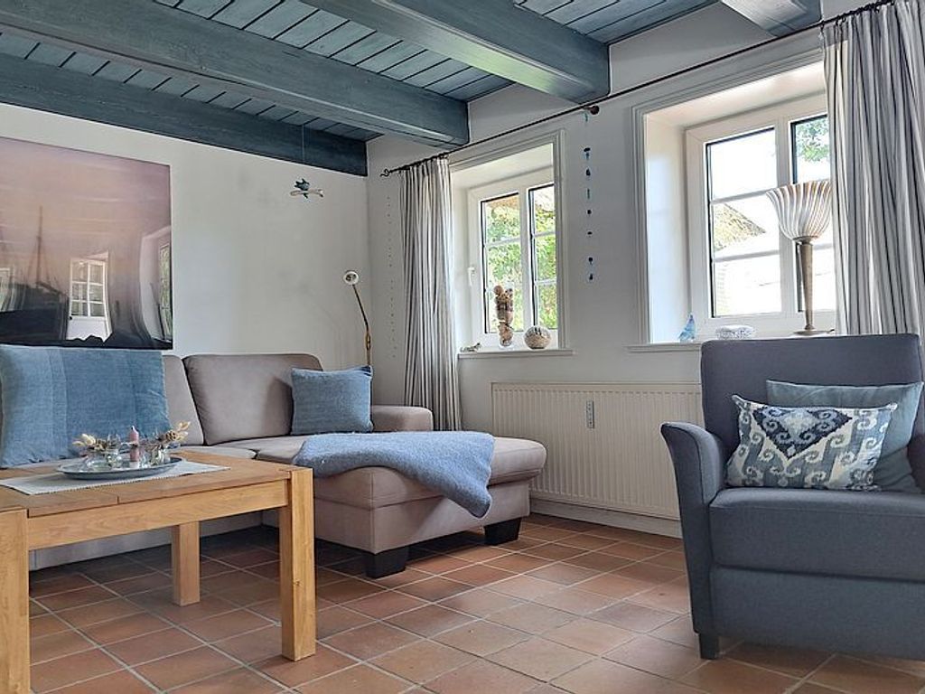 Das Ecksofa ist gemütlich und lädt zu herrlichen Abenden ein.