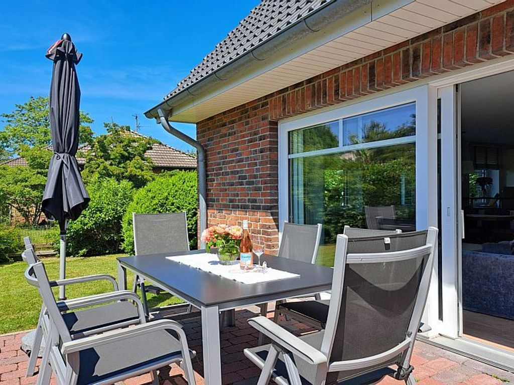 Die Südterrasse mit Garten verfügt über Gartenmöbel und Strandkorb (April - Okt.)