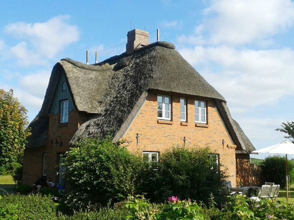 Herzlich willkommen in dem schönen reetgedeckten Doppelhaus HOLSTEIN mit großem Garten und Strandkorb. Das perfekte Domizil für herrliche Ferien!