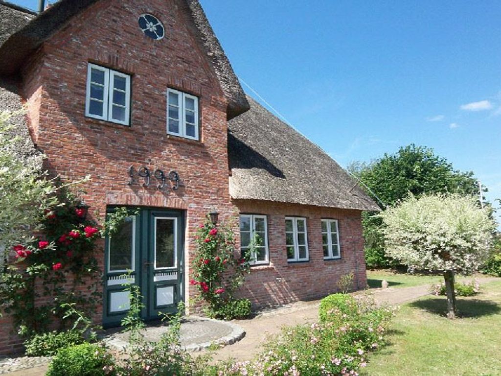 Die Hausansicht Haus Sommerlinde rechts in Oevenum. Das Nichtraucherhaus ist gut für Allergiker geeignet.