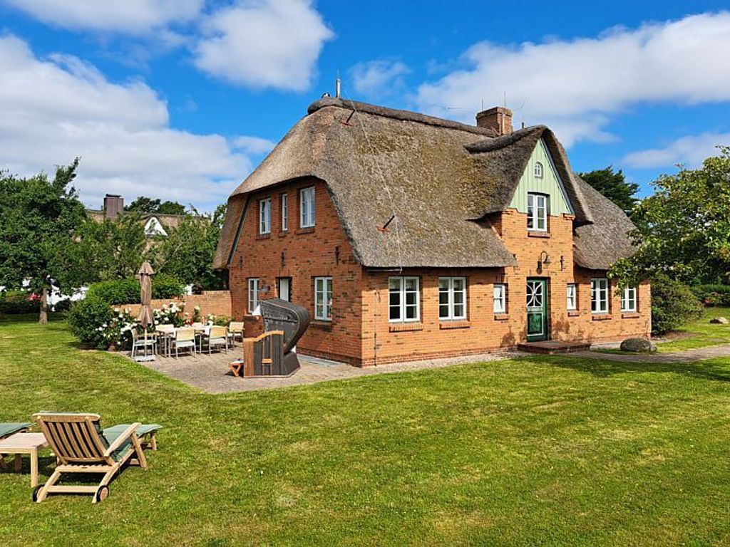 Herzlich willkommen in dem schönen reetgedeckten Doppelhaus SCHLESWIG mit großem Garten und Strandkorb.