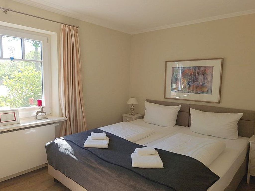 Das behagliche Schlafzimmer im Erdgeschoß mit Doppelbett (200 x 200 cm) und Flachbild-TV lädt zu herrlichen Träumen ein.