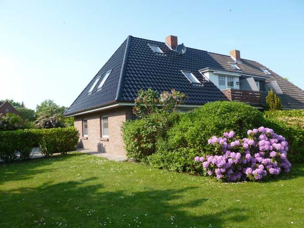 Diese exklusive Haushälfte für Nichtraucher in Nieblum, Strandstraße 17a liegt in strand- und golfplatznaher Lage.