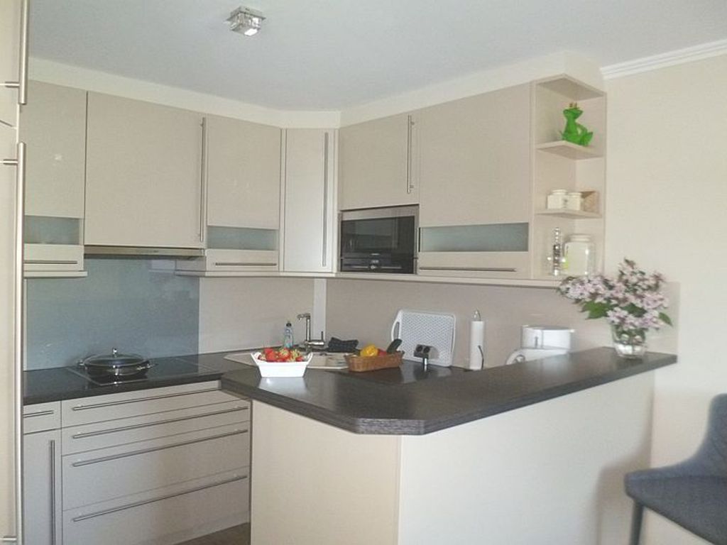 Die moderne Komfortküche mit Geschirrspüler ist vollständig ausgestattet und lädt im Urlaub zum Kochen ein.