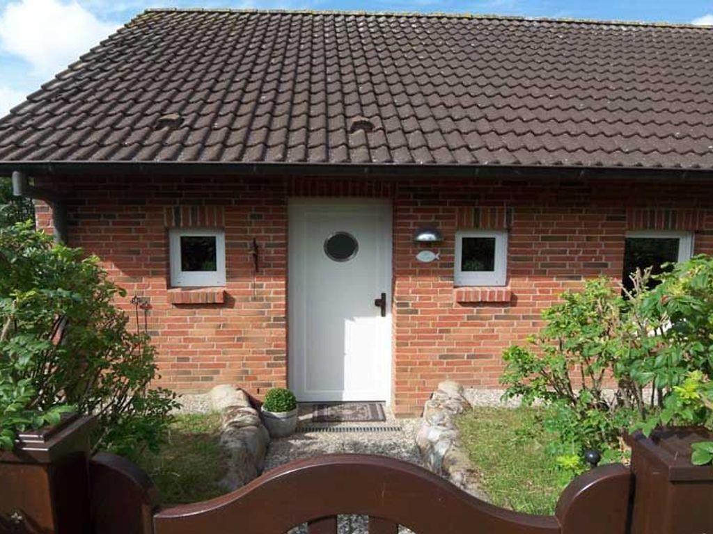 Bei jeder Witterung lädt die überdachte und extra windgeschützte Terrasse mit Strandkorb und Gartenmöbeln zu entspannten Momenten ein.