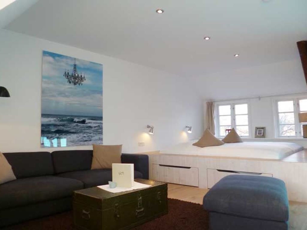 Dieses ansprechend und modern gestaltete Domizil lädt Verliebte zu einem herrlichen Urlaub ein. Das lichtdurchflutete App. bietet ein kombiniertes Wohn-Schlafzimmer.
