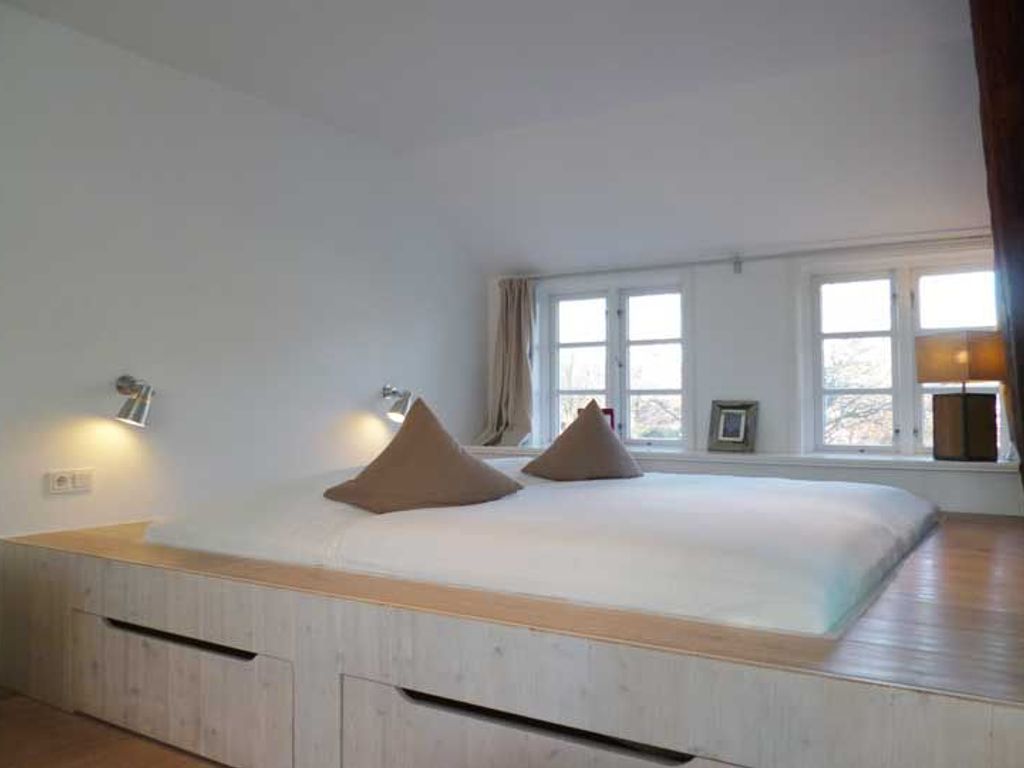 Das Podestbett (2 Matratzen je 100 x 200 cm) ist gekonnt in die rechte Raumseite eingearbeitet und wirkt sehr behaglich. Der Flachbild-TV ist beweglich und man kann auch vom Bett aus TV schauen.