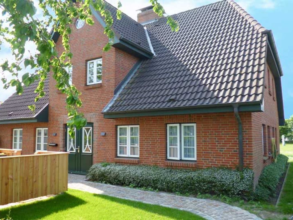 Die Terrasse mit großem Garten, Gartenmöbeln sowie  von April - Oktober einen Strandkorb laden zum Erholen in ruhiger Lage ein.
