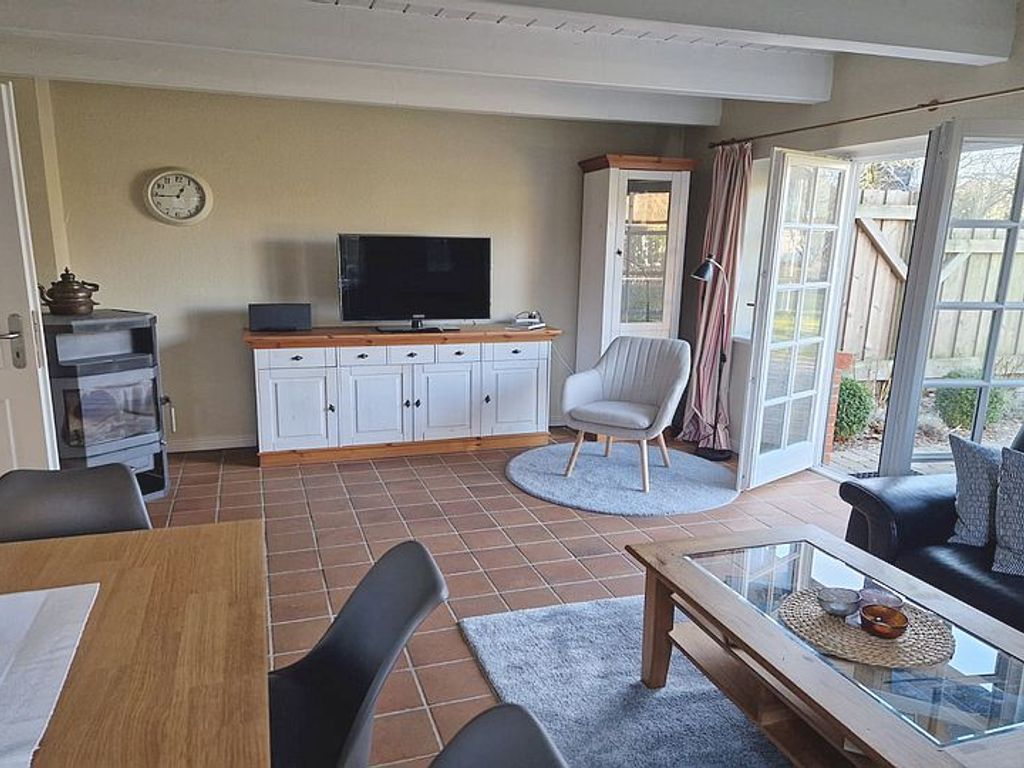 Zur Ausstattung gehören ein Flat-Screen-SAT-TV, DVD- und Videorecorder, CD-Musikanlage, kostenfreier WLAN und eine Münzwaschmaschine.