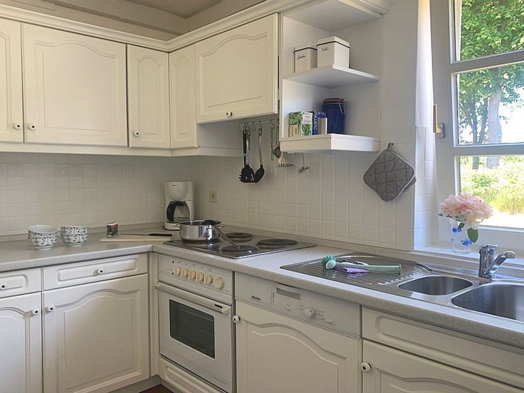 Die seperate Küche mit Geschirrspüler ist reichhaltig ausgestattet und lädt auch im Urlaub zum Kochen ein.