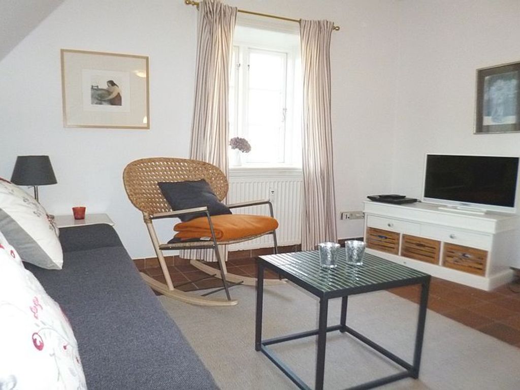 Im Wohn-Schlafzimmer finden Sie eine hochwertige bequeme Schlafcouch, einen Schrank, einen Flachbild-TV und einen gemütlichen Schaukelstuhl vor.