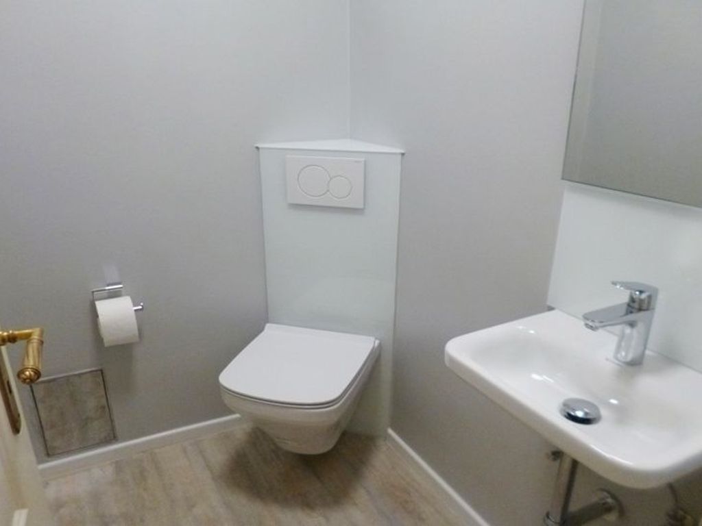 Im Erdgeschoss befindet sich ein Flur mit Garderobe. Ein modernes kleines Gäste-WC ergänzt den Komfort.
Ein Zuhause zum Wohlfühlen- warm, hell und funktional.