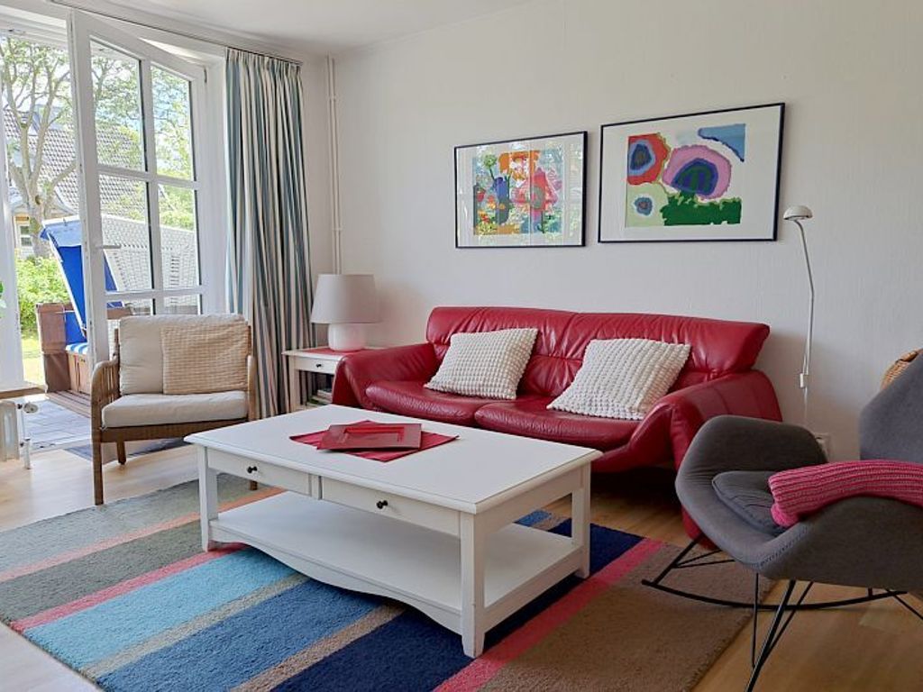 Der helle Wohnraum mit Kamin und Eßplatz, großem LCD-Sat-TV und WLAN lädt ein.