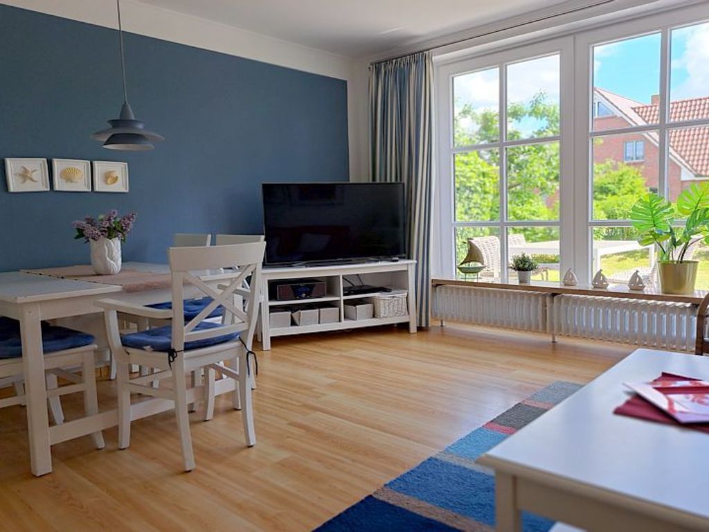 Die möblierte Südterrasse mit Strandkorb (April-Oktober) und einem kleinen Garten erreichen Sie direkt vom Wohnraum aus.
