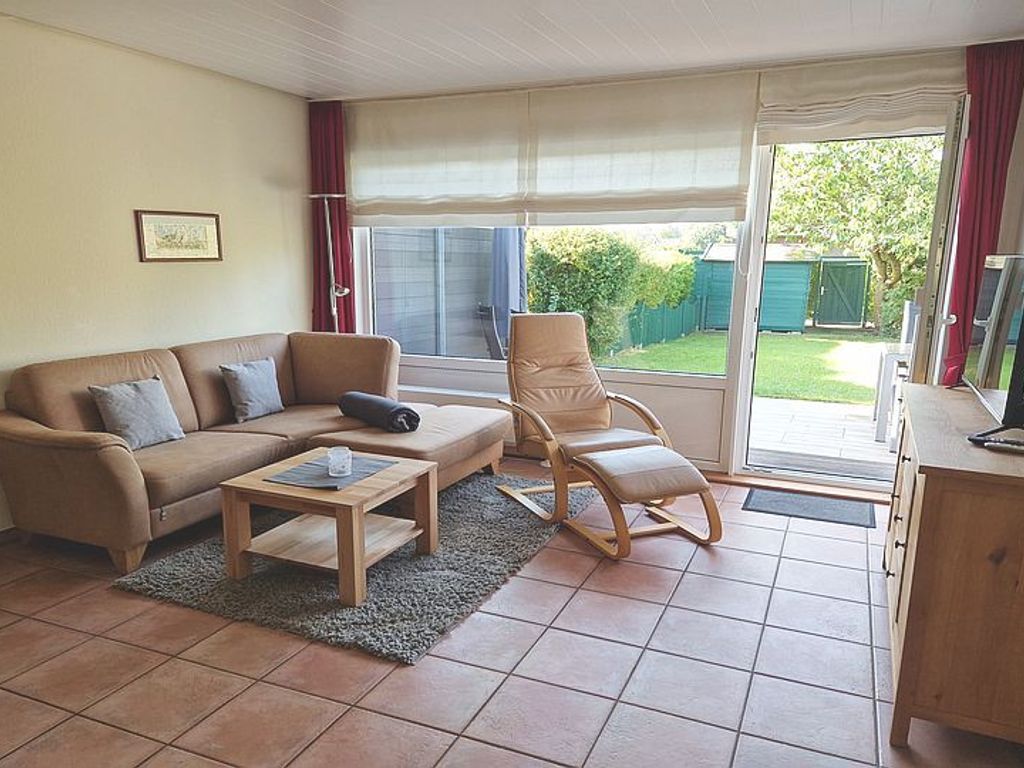 Vom Wohnzimmer mit Essplatz haben Sie direkten Zugang auf die Südterrasse und den Garten.