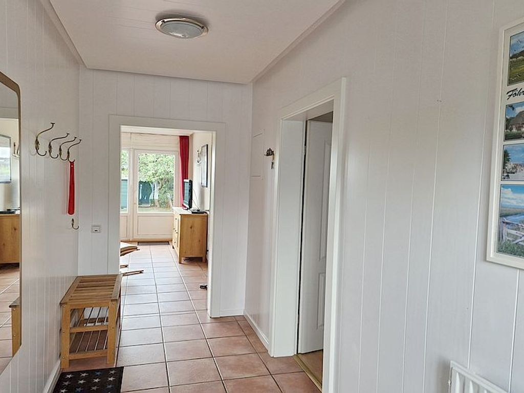 Vom hellen Flur des Bungalows gelangt man in alle Räume. Im Flur befindet sich auch eine Garderobe.