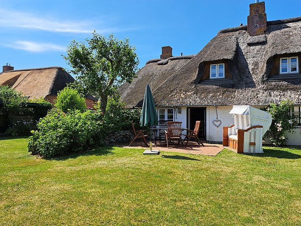 Die Gartenansicht des charmanten Friesenhauses in Oevenum. Hier wurde der Charme der alten Zeit gut mit dem Komfort von heute verbunden.