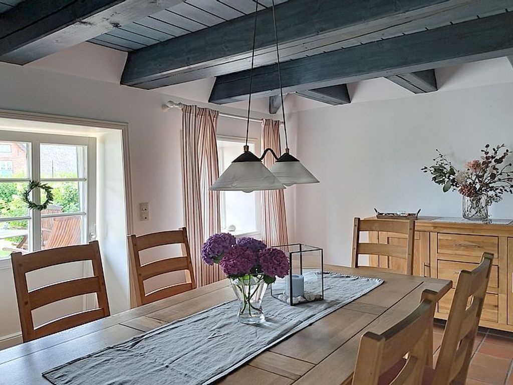 Der Essplatz im Wohnzimmer ist großzügig gestaltet und lädt zum geselligen Miteinader ein.