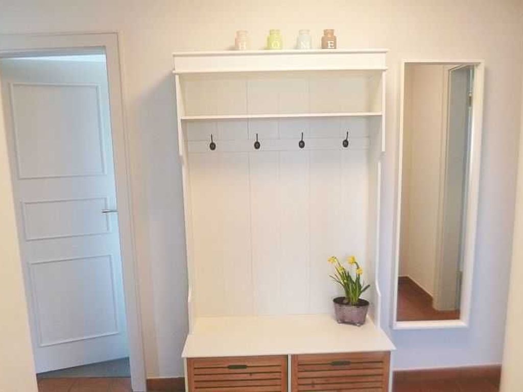 Vom Flur aus gelangt man in alle Räume. Hier befindet sich eine Garderobe.