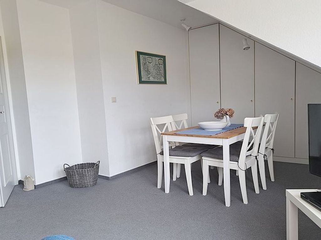 Der Essplatz für 4 Personen ist im Wohnzimmer integriert.